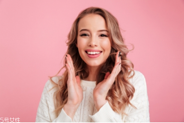 用什么洗臉可以祛痘 洗臉水加什么祛痘 用什么洗臉可以祛痘 洗臉水加什么祛痘