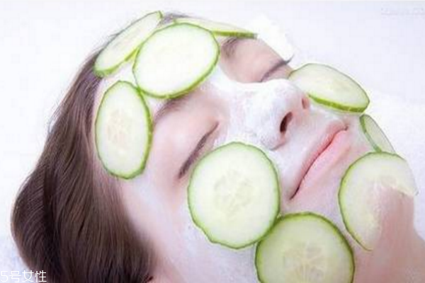 黃瓜敷臉有什么功效 黃瓜敷臉的好處 黃瓜敷臉有什么功效 黃瓜敷臉的好處