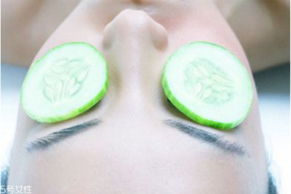 過敏能用黃瓜敷臉嗎 黃瓜冷藏后鎮(zhèn)靜效果好 過敏能用黃瓜敷臉嗎 黃瓜冷藏后鎮(zhèn)靜效果好