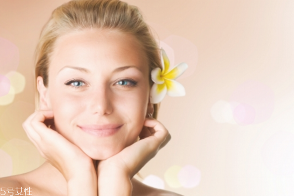 過敏能用黃瓜敷臉嗎 黃瓜冷藏后鎮(zhèn)靜效果好 過敏能用黃瓜敷臉嗎 黃瓜冷藏后鎮(zhèn)靜效果好