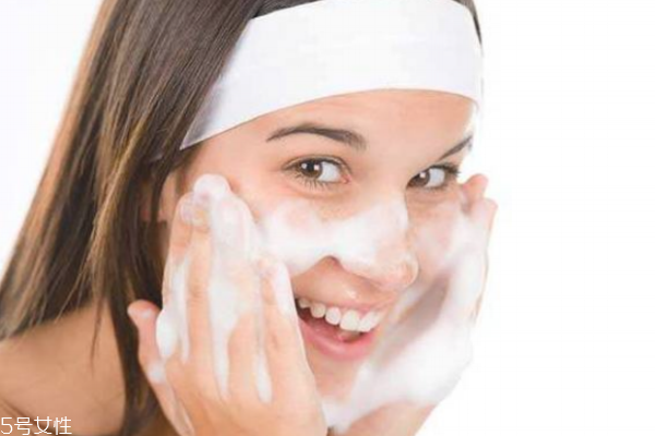 牙膏洗臉有什么好處和壞處 慎重選擇牙膏是關鍵 牙膏洗臉有什么好處和壞處 慎重選擇牙膏是關鍵