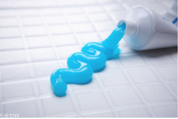 牙膏洗臉的正確方法 用牙膏洗臉六大好處 牙膏洗臉的正確方法 用牙膏洗臉六大好處