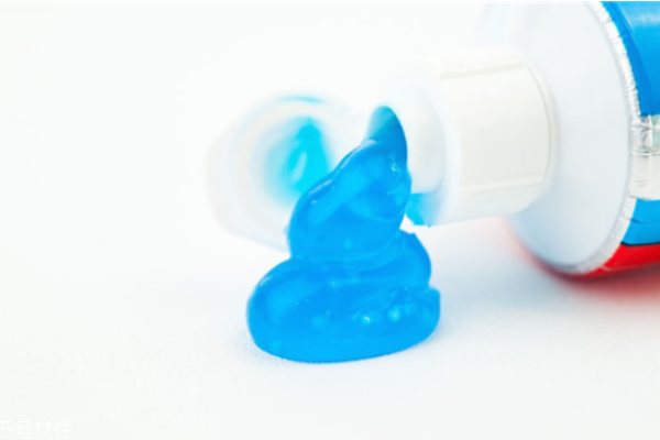 牙膏洗臉的正確方法 用牙膏洗臉六大好處 牙膏洗臉的正確方法 用牙膏洗臉六大好處