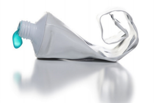 牙膏洗臉的正確方法 用牙膏洗臉六大好處 牙膏洗臉的正確方法 用牙膏洗臉六大好處