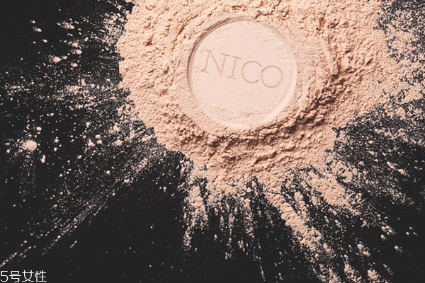 用粉餅怎么定妝 4招妝容更加精致服帖 用粉餅怎么定妝 4招妝容更加精致服帖