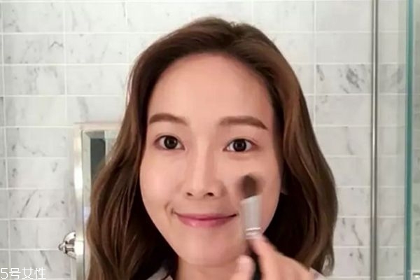 如何用蜜粉定妝 2個蜜粉定妝秘訣 如何用蜜粉定妝 2個蜜粉定妝秘訣