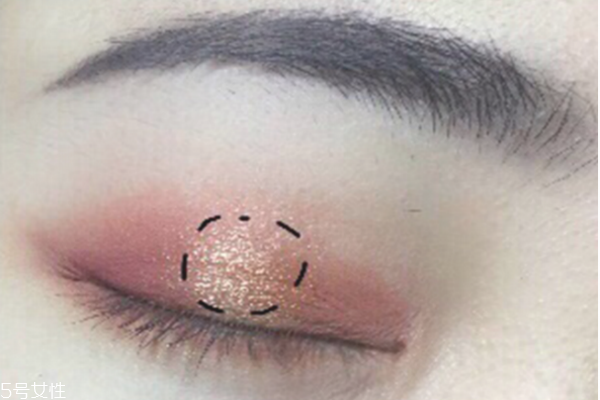 日常妝眼影怎么畫(huà) 新手畫(huà)眼影的步驟圖片 日常妝眼影怎么畫(huà) 新手畫(huà)眼影的步驟圖片