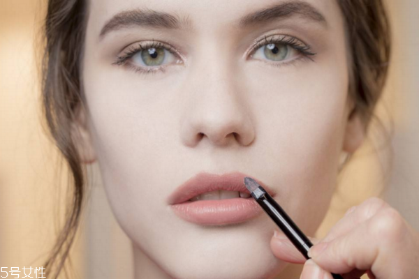 秋冬慵懶妝容教程 溫柔美膩的秋冬妝容 秋冬慵懶妝容教程 溫柔美膩的秋冬妝容