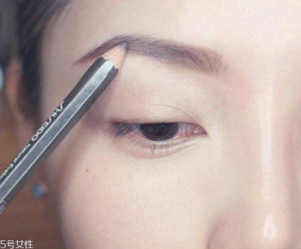 秋冬慵懶妝容教程 溫柔美膩的秋冬妝容 秋冬慵懶妝容教程 溫柔美膩的秋冬妝容