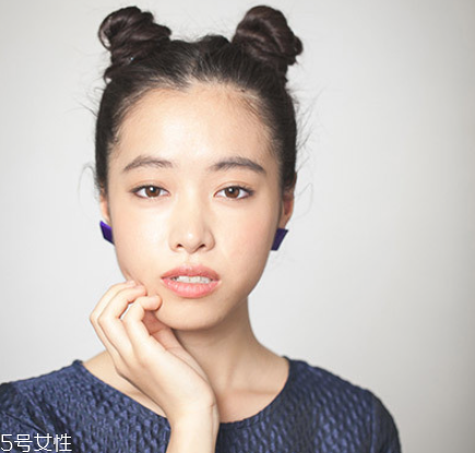 如何自己做簡(jiǎn)單盤發(fā) 雙丸子頭最好看的扎法 如何自己做簡(jiǎn)單盤發(fā) 雙丸子頭最好看的扎法