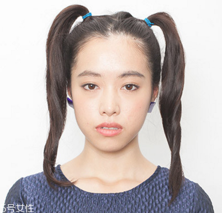 如何自己做簡(jiǎn)單盤發(fā) 雙丸子頭最好看的扎法 如何自己做簡(jiǎn)單盤發(fā) 雙丸子頭最好看的扎法