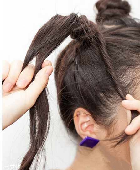 如何自己做簡(jiǎn)單盤發(fā) 雙丸子頭最好看的扎法 如何自己做簡(jiǎn)單盤發(fā) 雙丸子頭最好看的扎法