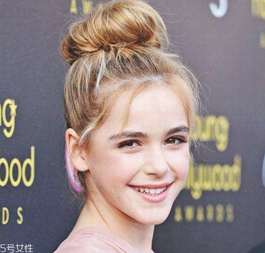 如何自己做簡(jiǎn)單盤發(fā) 雙丸子頭最好看的扎法 如何自己做簡(jiǎn)單盤發(fā) 雙丸子頭最好看的扎法