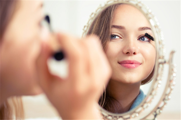 有女人味的時(shí)尚干練妝容怎么畫 有女人味的時(shí)尚干練妝容怎么畫