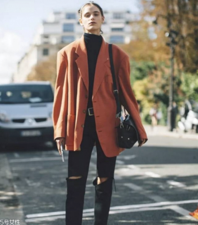 高領(lǐng)毛衣怎么搭配 選擇裙子會(huì)更美 高領(lǐng)毛衣怎么搭配 選擇裙子會(huì)更美