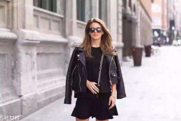 秋冬女生皮衣怎么穿好看 女生皮衣秋冬穿搭 秋冬女生皮衣怎么穿好看 女生皮衣秋冬穿搭