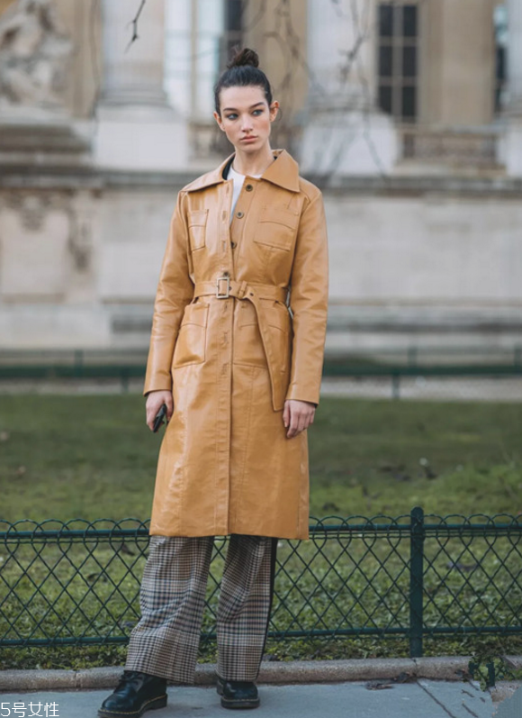 秋冬女生皮衣怎么穿好看 女生皮衣秋冬穿搭 秋冬女生皮衣怎么穿好看 女生皮衣秋冬穿搭