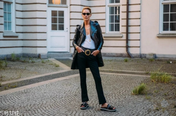 秋冬女生皮衣怎么穿好看 女生皮衣秋冬穿搭 秋冬女生皮衣怎么穿好看 女生皮衣秋冬穿搭