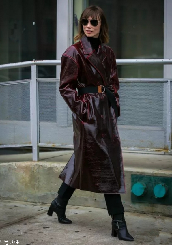 秋冬女生皮衣怎么穿好看 女生皮衣秋冬穿搭 秋冬女生皮衣怎么穿好看 女生皮衣秋冬穿搭