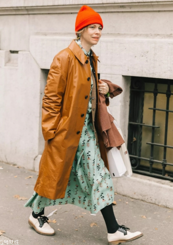 秋冬女生皮衣怎么穿好看 女生皮衣秋冬穿搭 秋冬女生皮衣怎么穿好看 女生皮衣秋冬穿搭