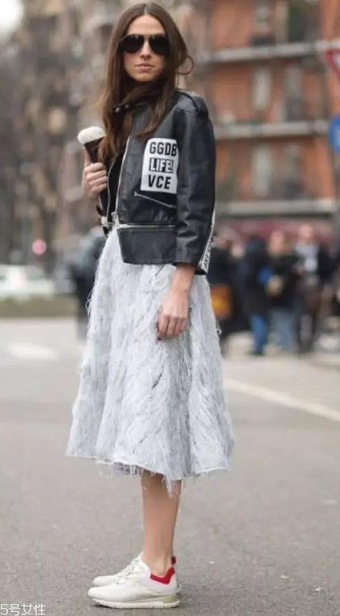 秋冬女生皮衣怎么穿好看 女生皮衣秋冬穿搭 秋冬女生皮衣怎么穿好看 女生皮衣秋冬穿搭