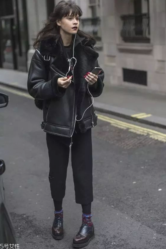 女生皮衣搭配什么褲子 皮衣搭配圖片女 女生皮衣搭配什么褲子 皮衣搭配圖片女