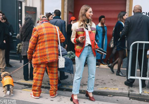 女生皮衣搭配什么褲子 皮衣搭配圖片女 女生皮衣搭配什么褲子 皮衣搭配圖片女