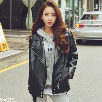 女生皮衣搭配什么褲子 皮衣搭配圖片女 女生皮衣搭配什么褲子 皮衣搭配圖片女