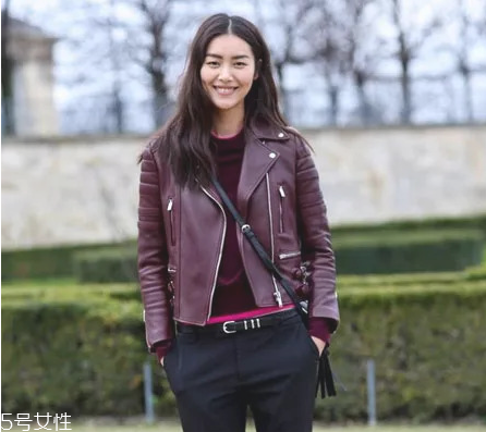 黑色皮衣怎么搭配好看 今秋最不能錯過的皮衣款式 黑色皮衣怎么搭配好看 今秋最不能錯過的皮衣款式