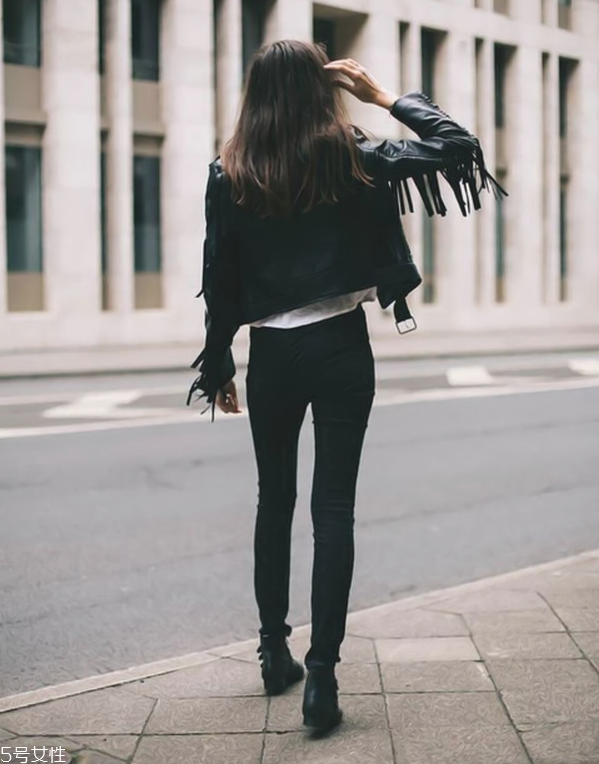 黑色皮衣怎么搭配好看 今秋最不能錯過的皮衣款式 黑色皮衣怎么搭配好看 今秋最不能錯過的皮衣款式