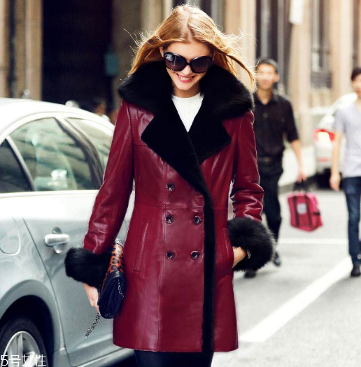 黑色皮衣怎么搭配好看 今秋最不能錯過的皮衣款式 黑色皮衣怎么搭配好看 今秋最不能錯過的皮衣款式