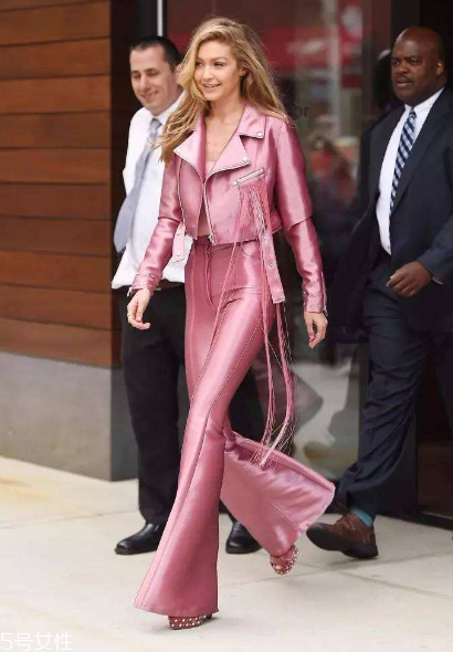 黑色皮衣怎么搭配好看 今秋最不能錯過的皮衣款式 黑色皮衣怎么搭配好看 今秋最不能錯過的皮衣款式