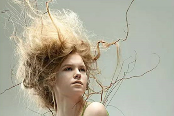 一到冬天頭發(fā)容易開(kāi)叉，這可怎么辦