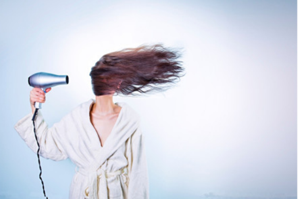 頭發(fā)洗完了，記得要用正確的方式吹哦