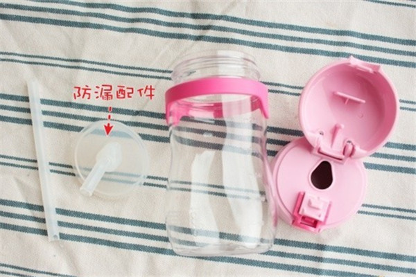 怎么訓(xùn)練寶寶喝水 怎么判斷寶寶每天喝水夠不夠 怎么訓(xùn)練寶寶喝水 怎么判斷寶寶每天喝水夠不夠