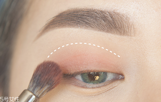 眼妝怎么畫顯眼睛大 教你如何化妝使眼睛變大 眼妝怎么畫顯眼睛大 教你如何化妝使眼睛變大