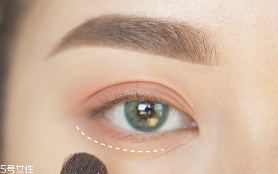 眼妝怎么畫顯眼睛大 教你如何化妝使眼睛變大 眼妝怎么畫顯眼睛大 教你如何化妝使眼睛變大