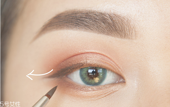 眼妝怎么畫顯眼睛大 教你如何化妝使眼睛變大 眼妝怎么畫顯眼睛大 教你如何化妝使眼睛變大