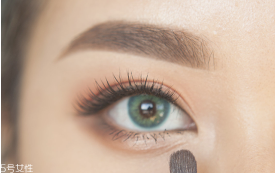 眼妝怎么畫顯眼睛大 教你如何化妝使眼睛變大 眼妝怎么畫顯眼睛大 教你如何化妝使眼睛變大