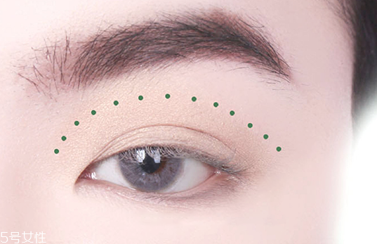 眼妝怎么畫顯眼睛大 教你如何化妝使眼睛變大 眼妝怎么畫顯眼睛大 教你如何化妝使眼睛變大