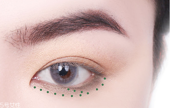 眼妝怎么畫顯眼睛大 教你如何化妝使眼睛變大 眼妝怎么畫顯眼睛大 教你如何化妝使眼睛變大