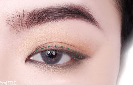 眼妝怎么畫顯眼睛大 教你如何化妝使眼睛變大 眼妝怎么畫顯眼睛大 教你如何化妝使眼睛變大