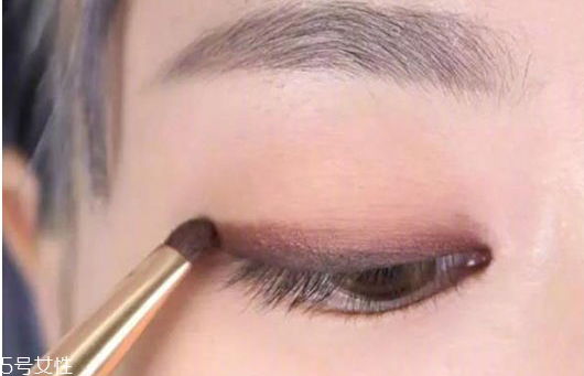 眼妝怎么畫顯眼睛大 教你如何化妝使眼睛變大 眼妝怎么畫顯眼睛大 教你如何化妝使眼睛變大