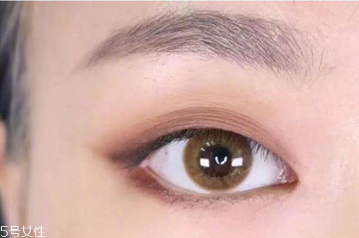 眼妝怎么畫顯眼睛大 教你如何化妝使眼睛變大 眼妝怎么畫顯眼睛大 教你如何化妝使眼睛變大