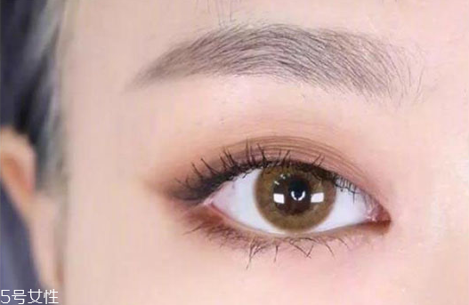 眼妝怎么畫顯眼睛大 教你如何化妝使眼睛變大 眼妝怎么畫顯眼睛大 教你如何化妝使眼睛變大