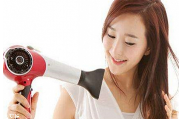 拉直的頭發(fā)剪了會(huì)彎嗎 頭發(fā)拉直后再剪的危害 拉直的頭發(fā)剪了會(huì)彎嗎 頭發(fā)拉直后再剪的危害