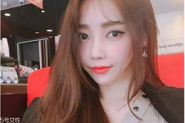 拉直頭發(fā)需要定型嗎 拉直頭發(fā)的步驟 拉直頭發(fā)需要定型嗎 拉直頭發(fā)的步驟