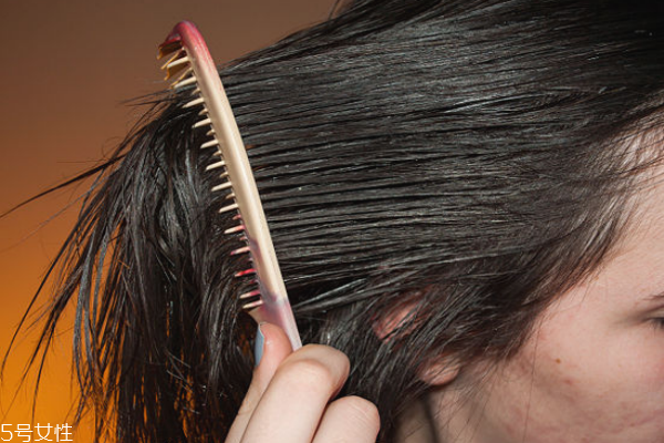 怎么在家自己拉直頭發(fā) 頭發(fā)拉直的步驟 怎么在家自己拉直頭發(fā) 頭發(fā)拉直的步驟