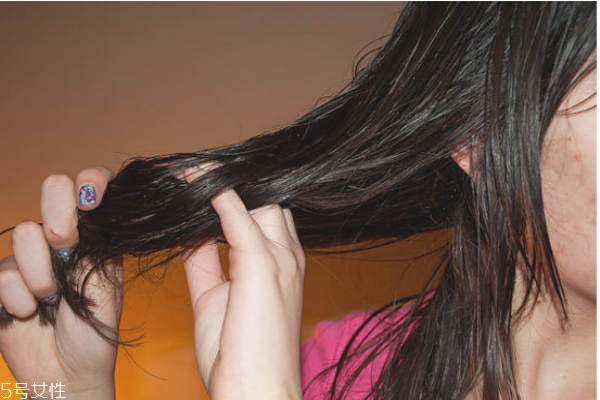 怎么在家自己拉直頭發(fā) 頭發(fā)拉直的步驟 怎么在家自己拉直頭發(fā) 頭發(fā)拉直的步驟