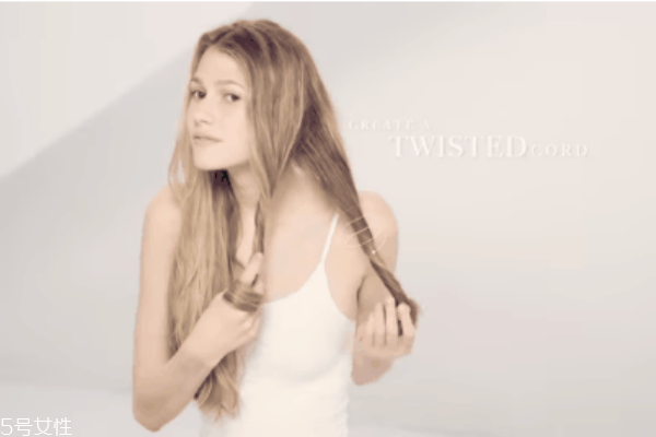 自己卷發(fā)怎么弄 卷發(fā)自己在家怎么打理 自己卷發(fā)怎么弄 卷發(fā)自己在家怎么打理